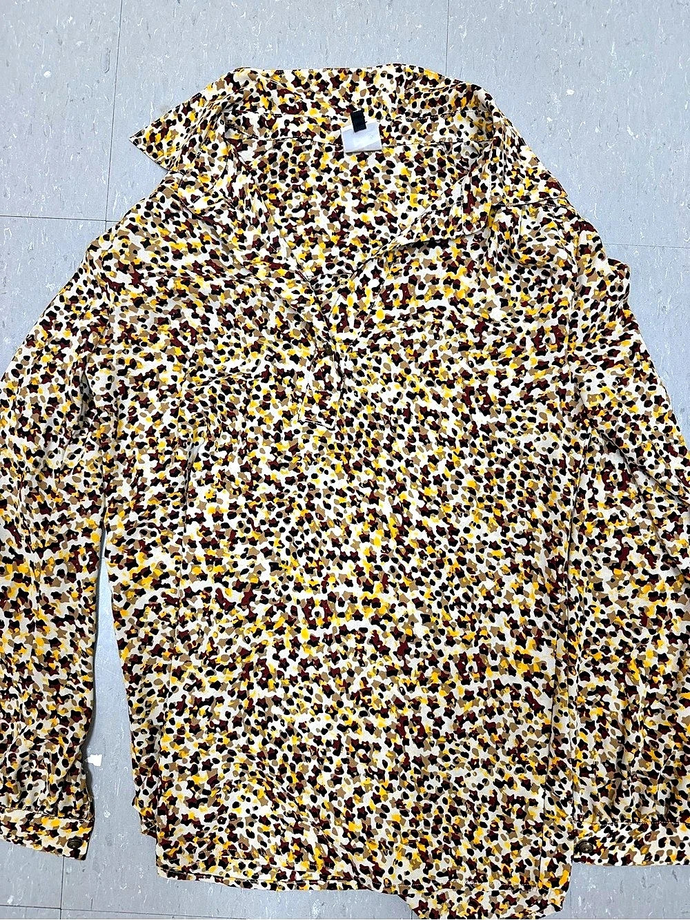 cabi Animal Print Blouse in White & Yellow Size Small Like New